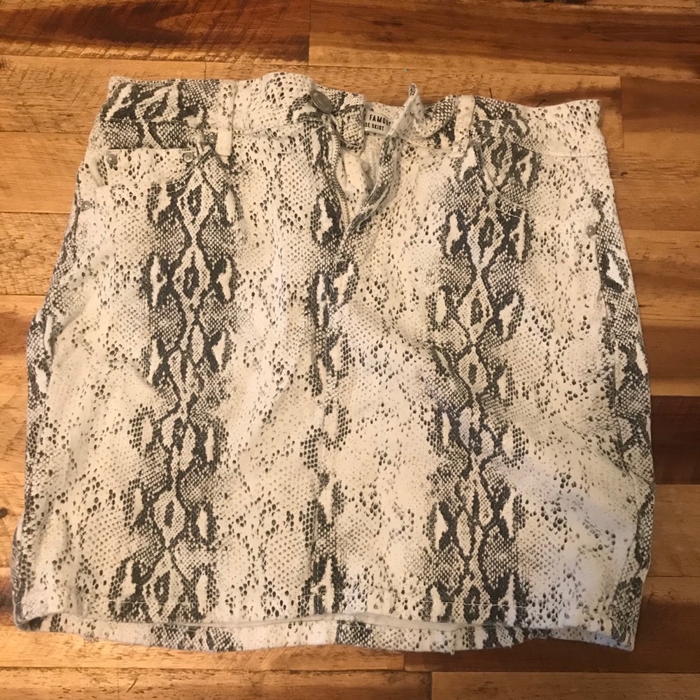 Mid rise mini skirt snakeskin
